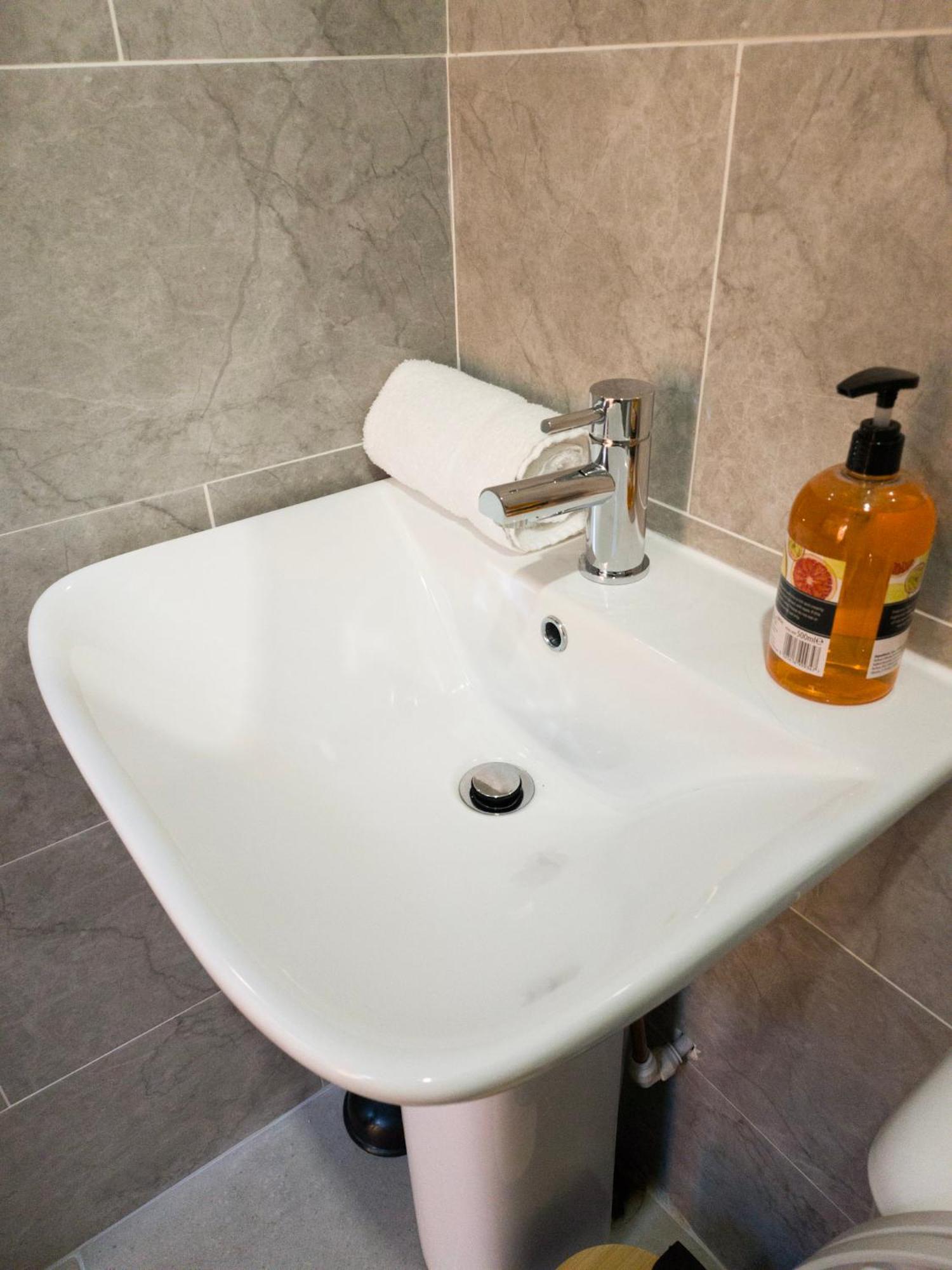 Plenty Of Parking Available; 3 Bedroom Apartment By Property Promise Cardiff Exteriér fotografie